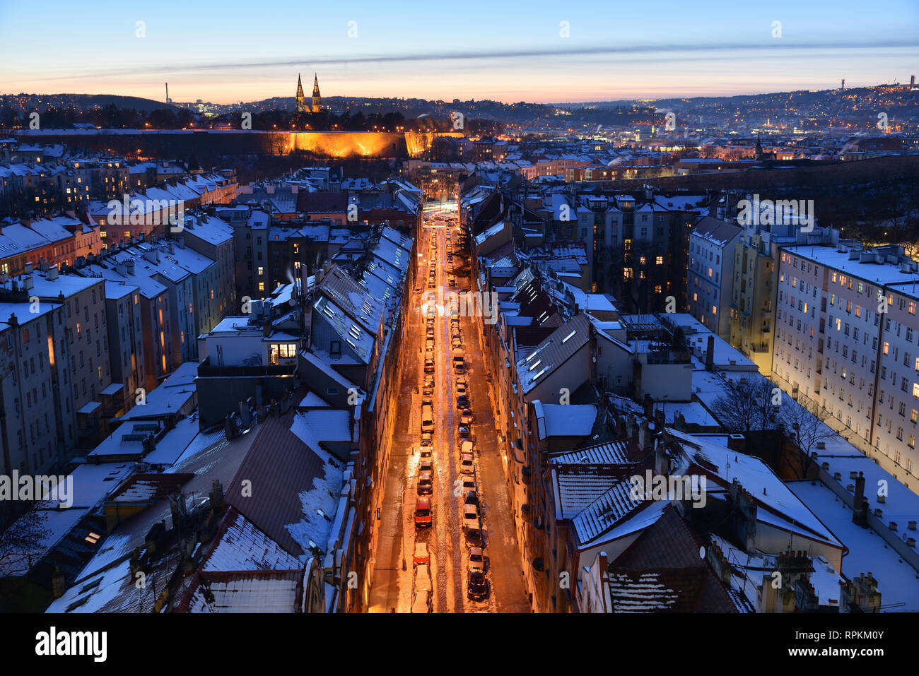 Oldrichova street. Maisons aux toits. Vysehrad et basilique de Saint Pierre et Saint Paul. En fin de soirée. L'hiver. La neige. Vue depuis le pont de Nusle. Banque D'Images