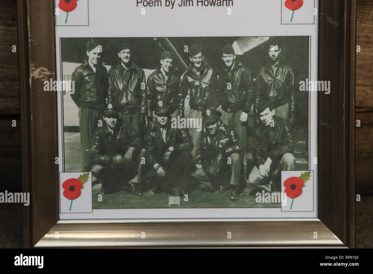Une photographie de l'équipage sur le monument à Endcliffe Park, Sheffield, où Tony Foulds, 82, va voir son rêve se réaliser aujourd'hui, l'aviation lorsqu'à partir de la Grande-Bretagne et les États-Unis, un défilé pour saluer le 75e anniversaire de l'accident qui a coûté la vie de 10 aviateurs américains. Banque D'Images