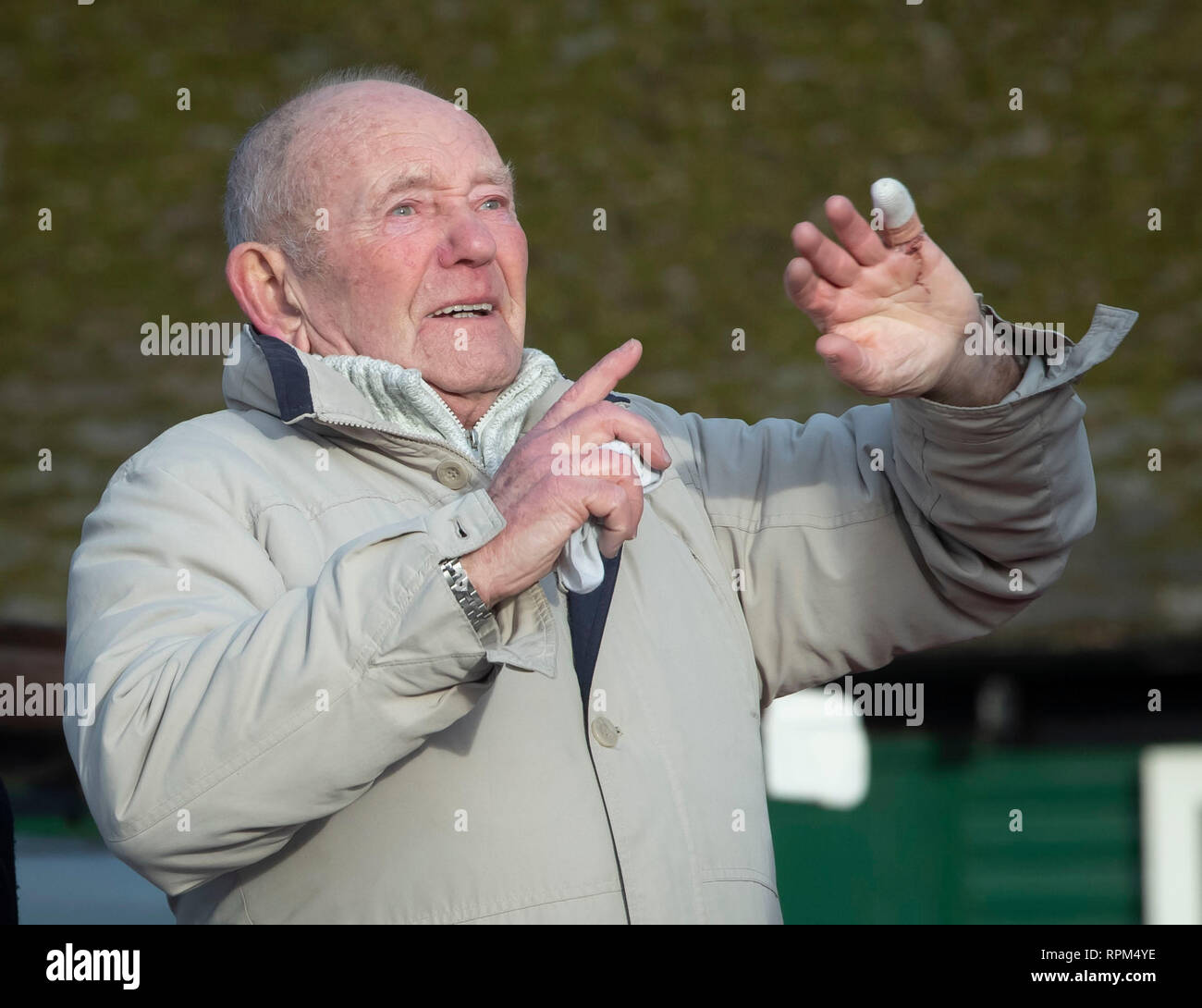 Tony Foulds, 82, montres de Endcliffe Park à Sheffield, l'aviation, de la Grande-Bretagne et des États-Unis, un défilé hommage à dix aviateurs nous 75 ans après il a été témoin de l'accident qui les a tués. Banque D'Images