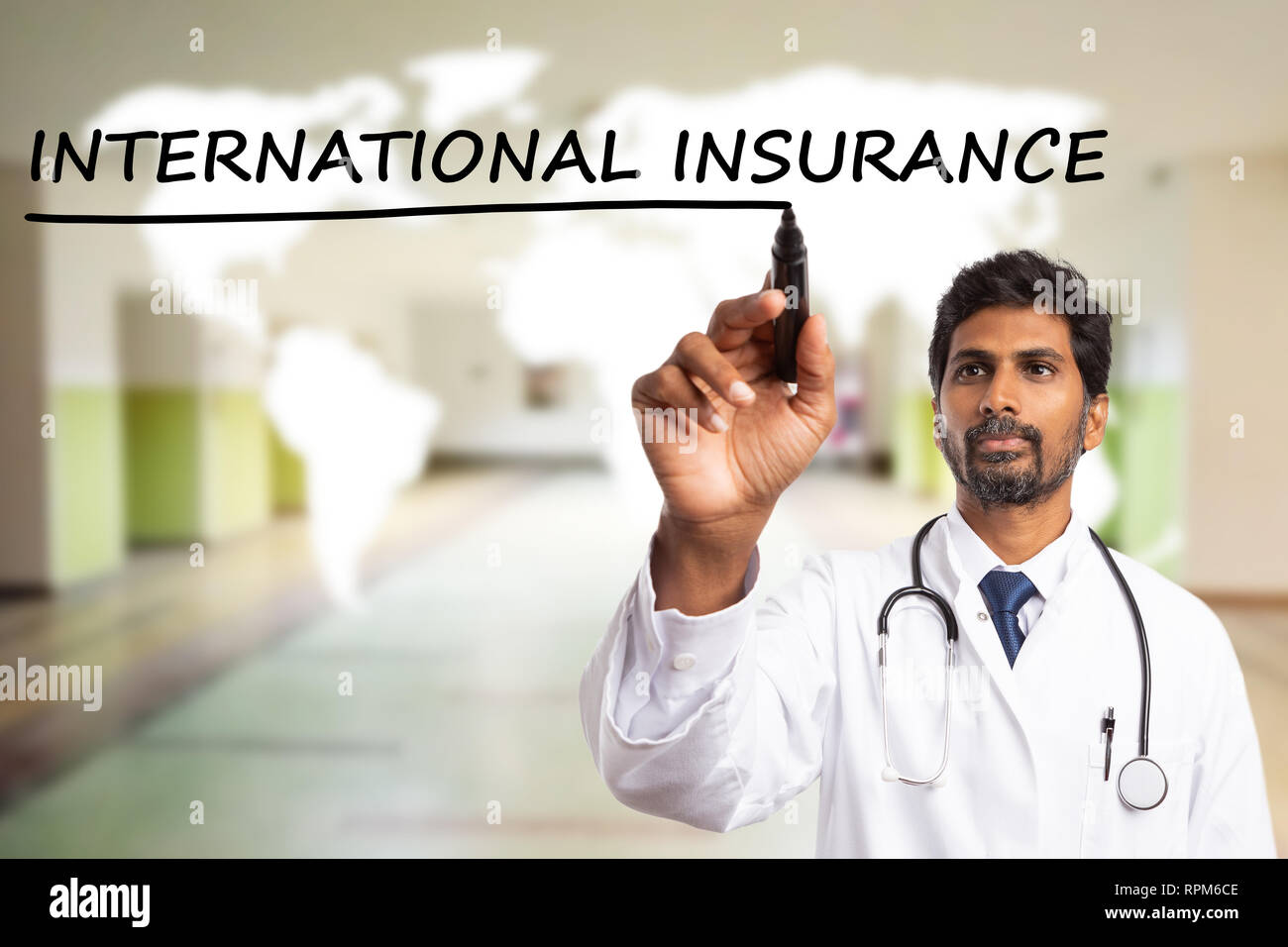 Femme médecin indien soulignant avec marqueur noir assurance internationale texte sur écran transparent blanc ayant world map background Banque D'Images