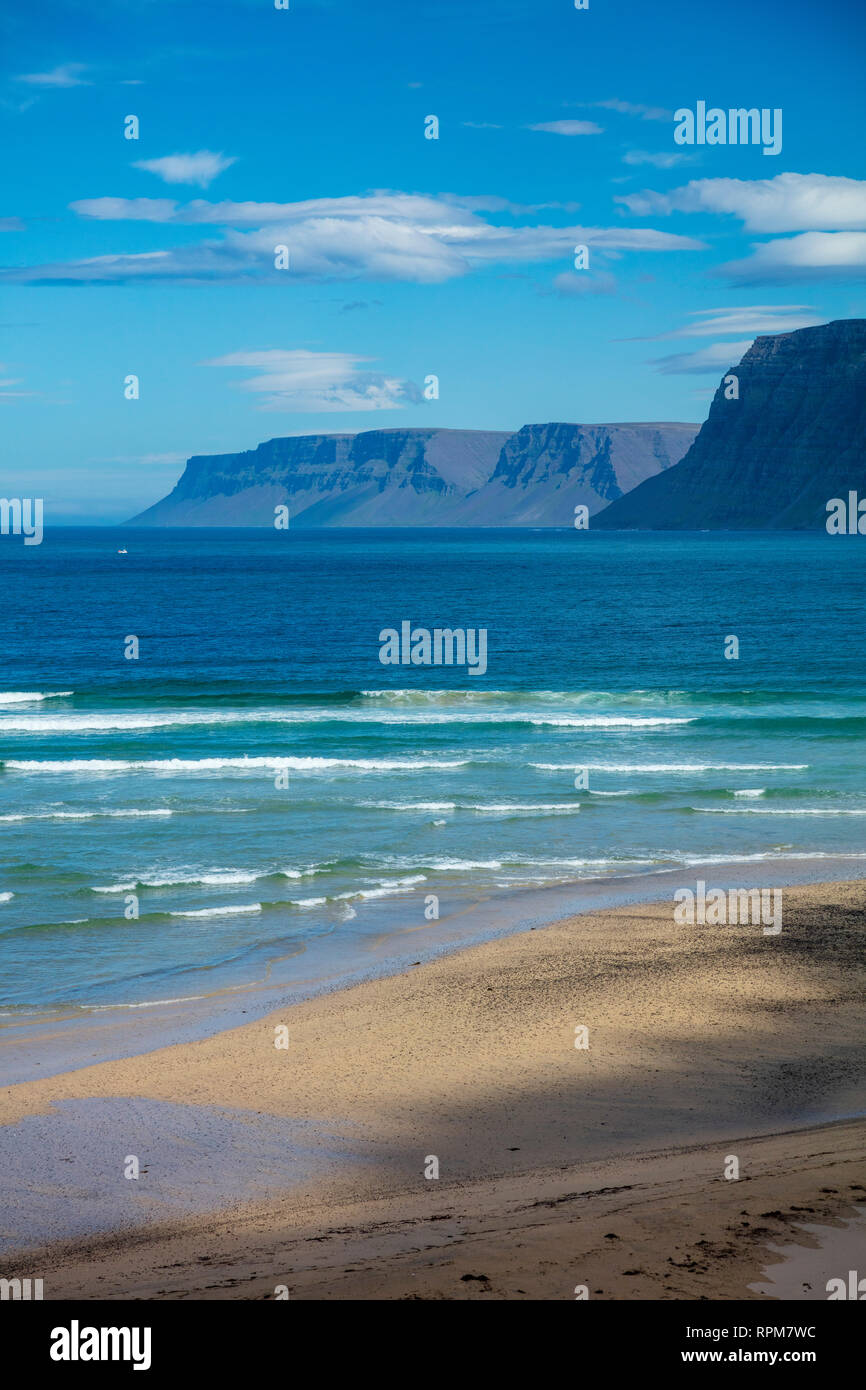 Golden sand beach près de Efritunga, sur la rive de Patreksfjordur. Latrabjarg Péninsule, Westfjords, Islande. Banque D'Images