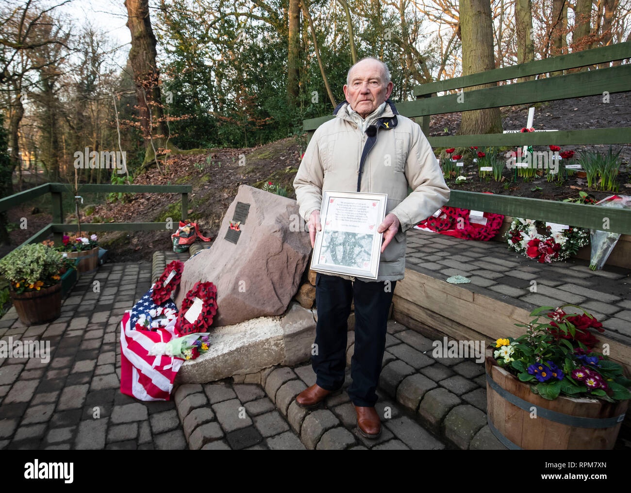 Tony Foulds, 82, attend dans Endcliffe Park, Sheffield, pour voir son rêve se réaliser aujourd'hui, l'aviation lorsqu'à partir de la Grande-Bretagne et les États-Unis, un défilé sur le mémorial de saluer le 75e anniversaire de l'accident qui a coûté la vie de 10 aviateurs américains. Banque D'Images
