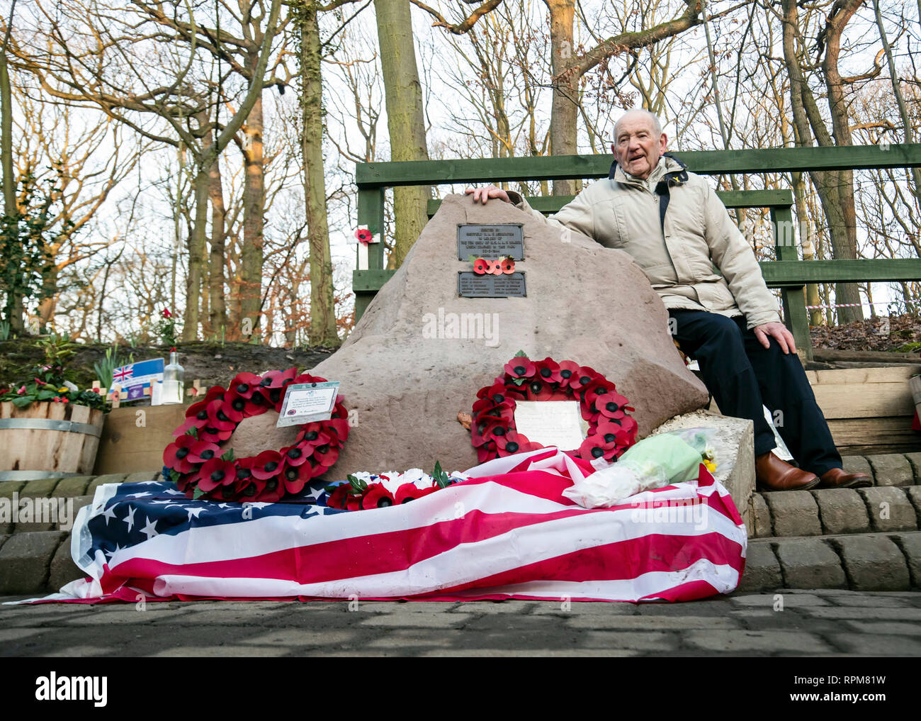 Tony Foulds, 82, attend dans Endcliffe Park, Sheffield, pour voir son rêve se réaliser aujourd'hui, l'aviation lorsqu'à partir de la Grande-Bretagne et les États-Unis, un défilé sur le mémorial de saluer le 75e anniversaire de l'accident qui a coûté la vie de 10 aviateurs américains. Banque D'Images