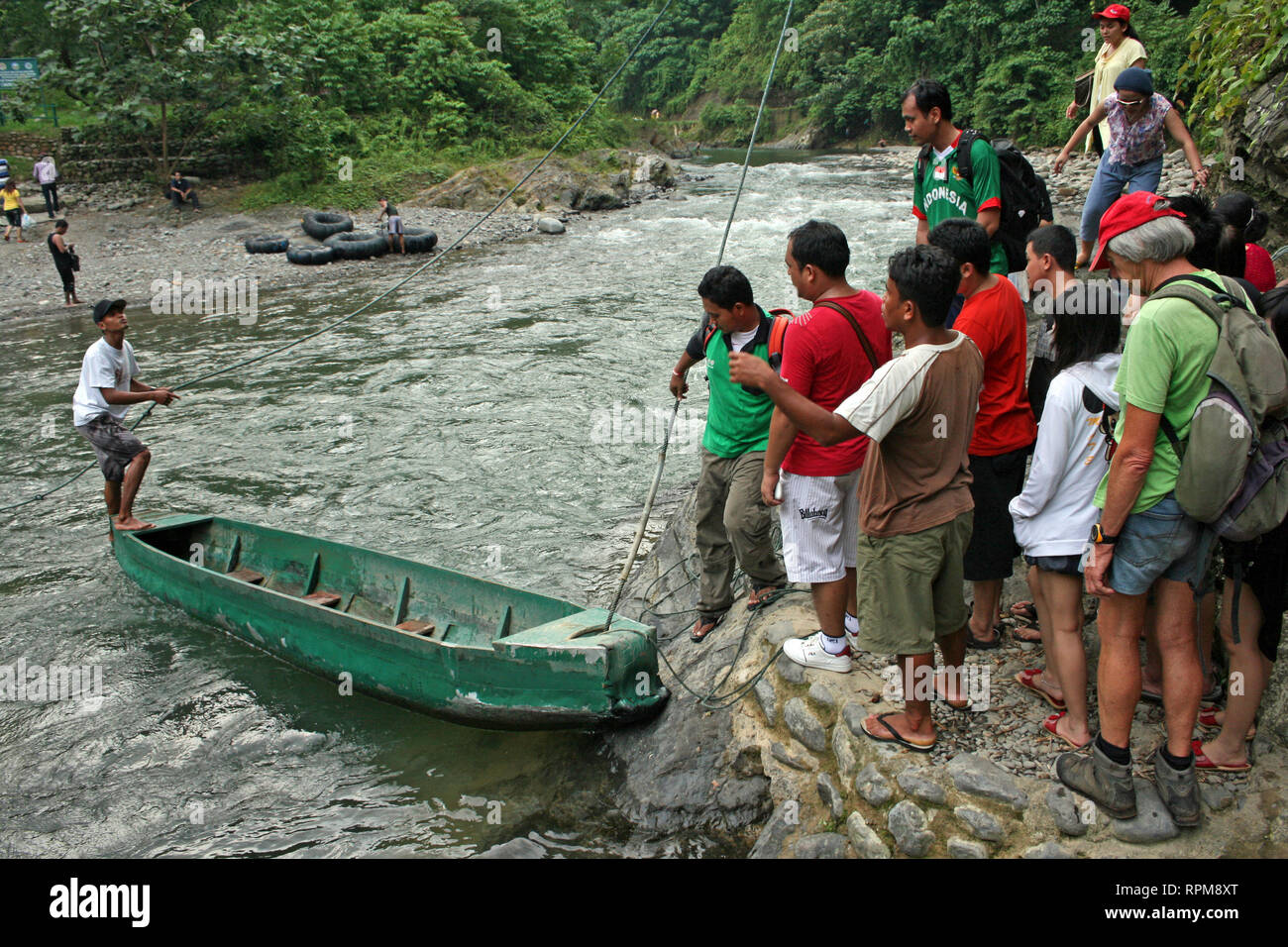 Les visiteurs au parc national de Gunung Leuser en attente de bateau pour traverser la rivière Bahorok à Bukit Lawang, au nord de Sumatra, Indonésie Banque D'Images