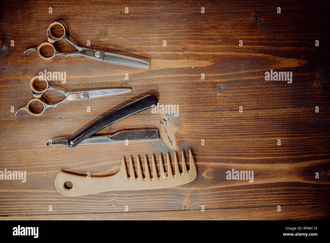 Salon de coiffure de l'équipement et des outils sur la table en bois Banque D'Images