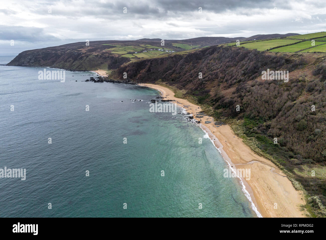 C'est une photographie aérienne de Kinnageo Beach sur la péninsule d'Inishowen Donegal en Irlande. Il montre l'eau cristalline de l'eau turquoise de l'Atlan Banque D'Images