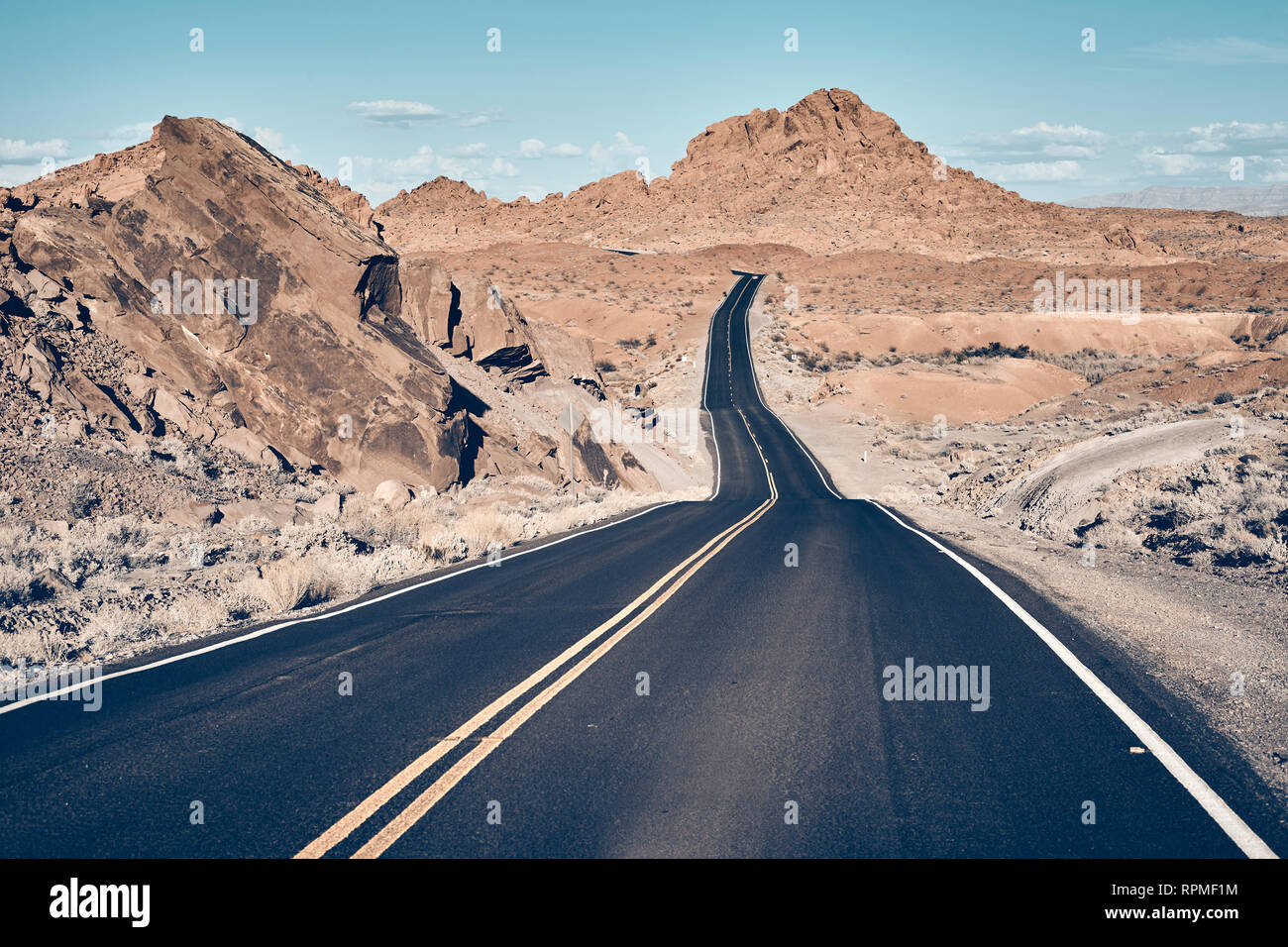 Route du désert du Nevada, aux tons couleur travel concept photo, USA. Banque D'Images