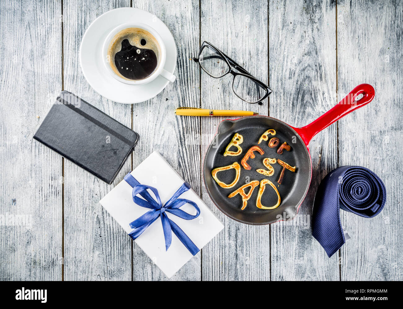 Concept de vacances de la fête des pères, carte de souhaits avec l'arrière-plan présente et crêpes lettre inscription Pour meilleur père, je t'aime papa, backgroun Banque D'Images