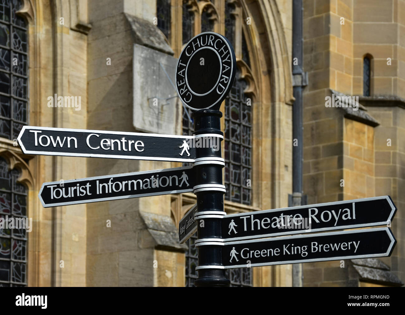 Inscrivez-vous dans la grande église, avec l'église en arrière-plan, à Bury St Edmunds dans le Suffolk, East Anglia montre voie à diverses attractions touristiques Banque D'Images