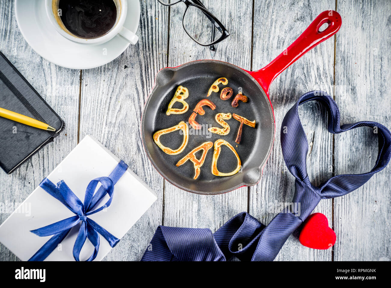 Concept de vacances de la fête des pères, carte de souhaits avec l'arrière-plan présente et crêpes lettre inscription Pour meilleur père, je t'aime papa, backgroun Banque D'Images