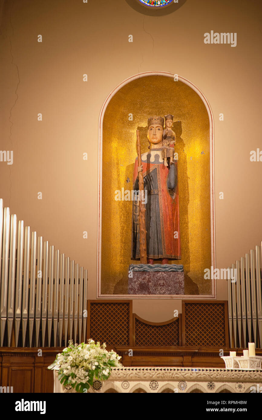 Italie, Toscane, Lucca, Barga, intérieur de l'église avec la statue, autel et tuyaux d'orgue visible. Banque D'Images