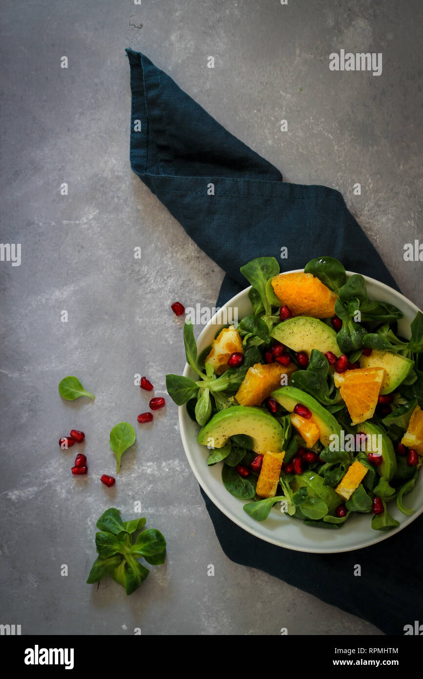 Un bol de salade colorée sur fond sombre Banque D'Images