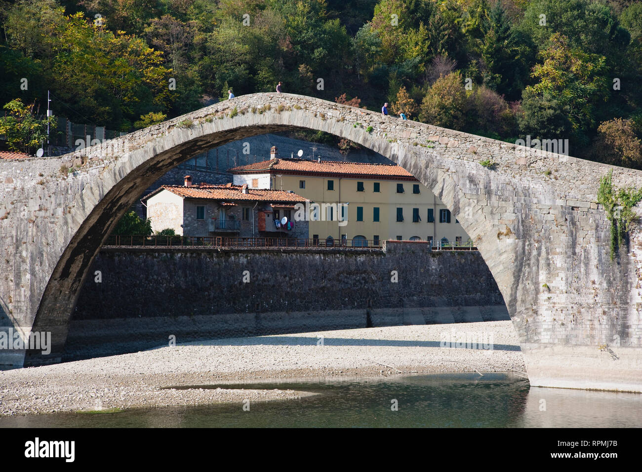 Italie, Toscane, Lucca, la Garfagnana, Bagni di Lucca, Devil's aka Maddalena's Bridge avec les gens marcher sur l'arc haut Banque D'Images