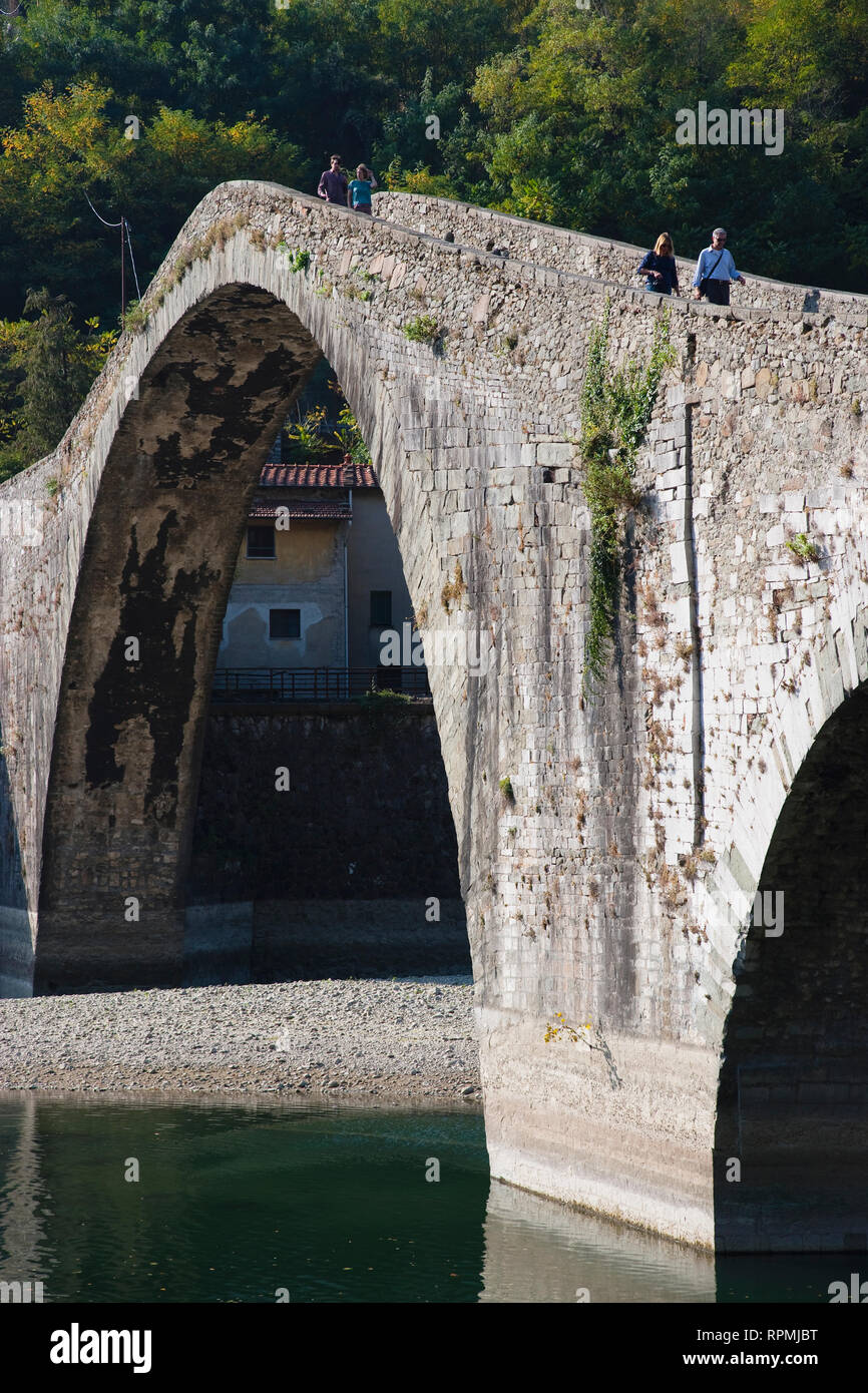 Italie, Toscane, Lucca, la Garfagnana, Bagni di Lucca, Devil's aka Maddalena's Bridge avec les gens marcher sur l'arc haut Banque D'Images