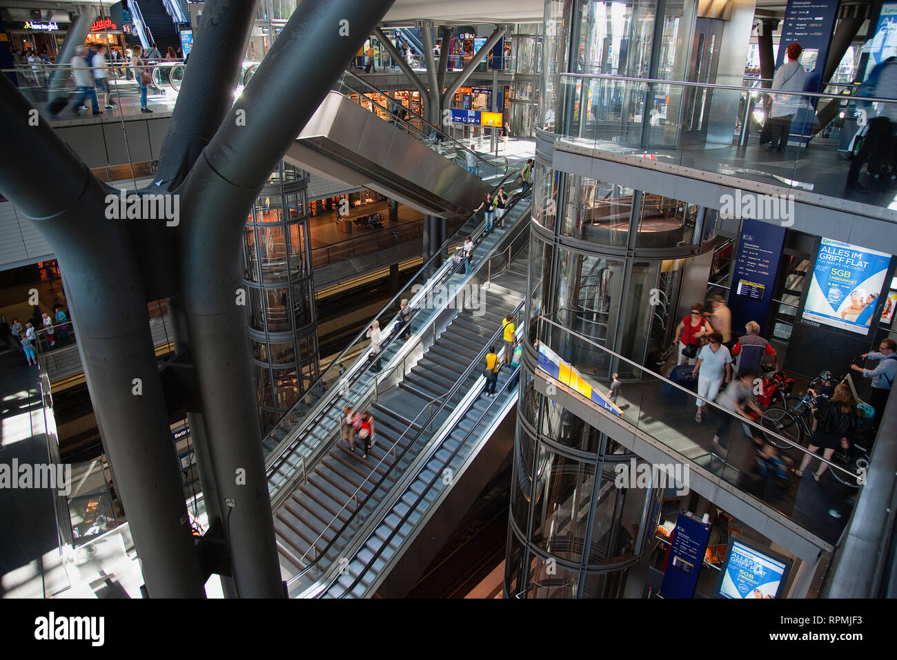 Allemagne, Berlin, Mitte, Hauptbahnhof intérieur de la gare d'acier et de verre conçu par Meinhard von Gerkan. Banque D'Images