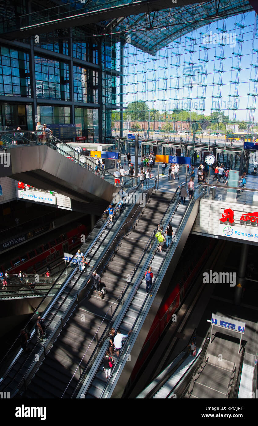 Allemagne, Berlin, Mitte, Hauptbahnhof intérieur de la gare d'acier et de verre conçu par Meinhard von Gerkan. Banque D'Images