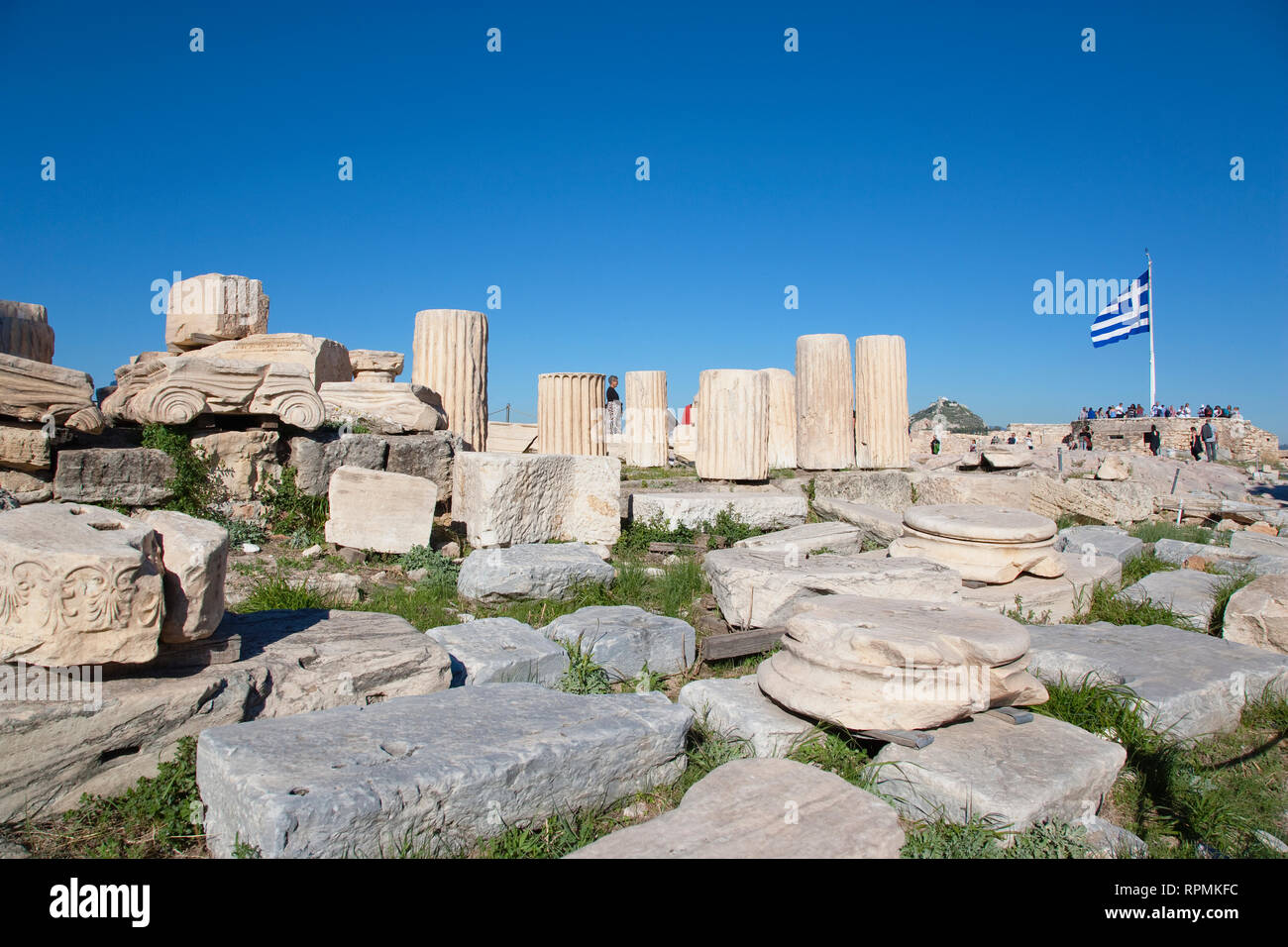 Grèce, Athènes, Attique, ruines de l'Acropole avec les touristes et grand pavillon grec. Banque D'Images