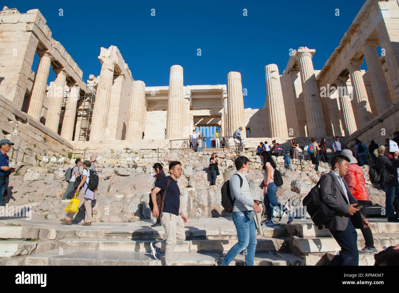 Grèce, Athènes, Attique, acropole avec des foules de touristes. Banque D'Images
