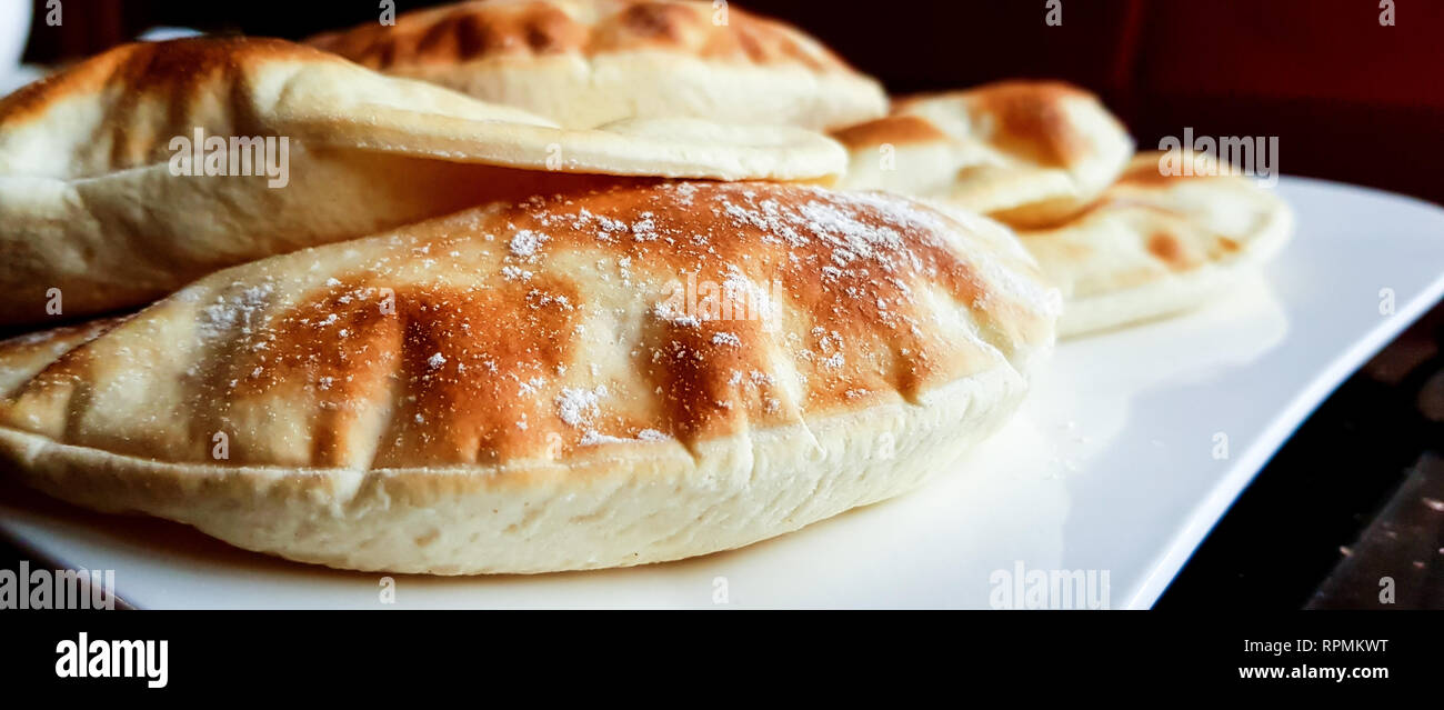 Pains pita fraîchement cuits, un type de pain plat du Moyen-Orient. Cuisine arabe maison. Banque D'Images