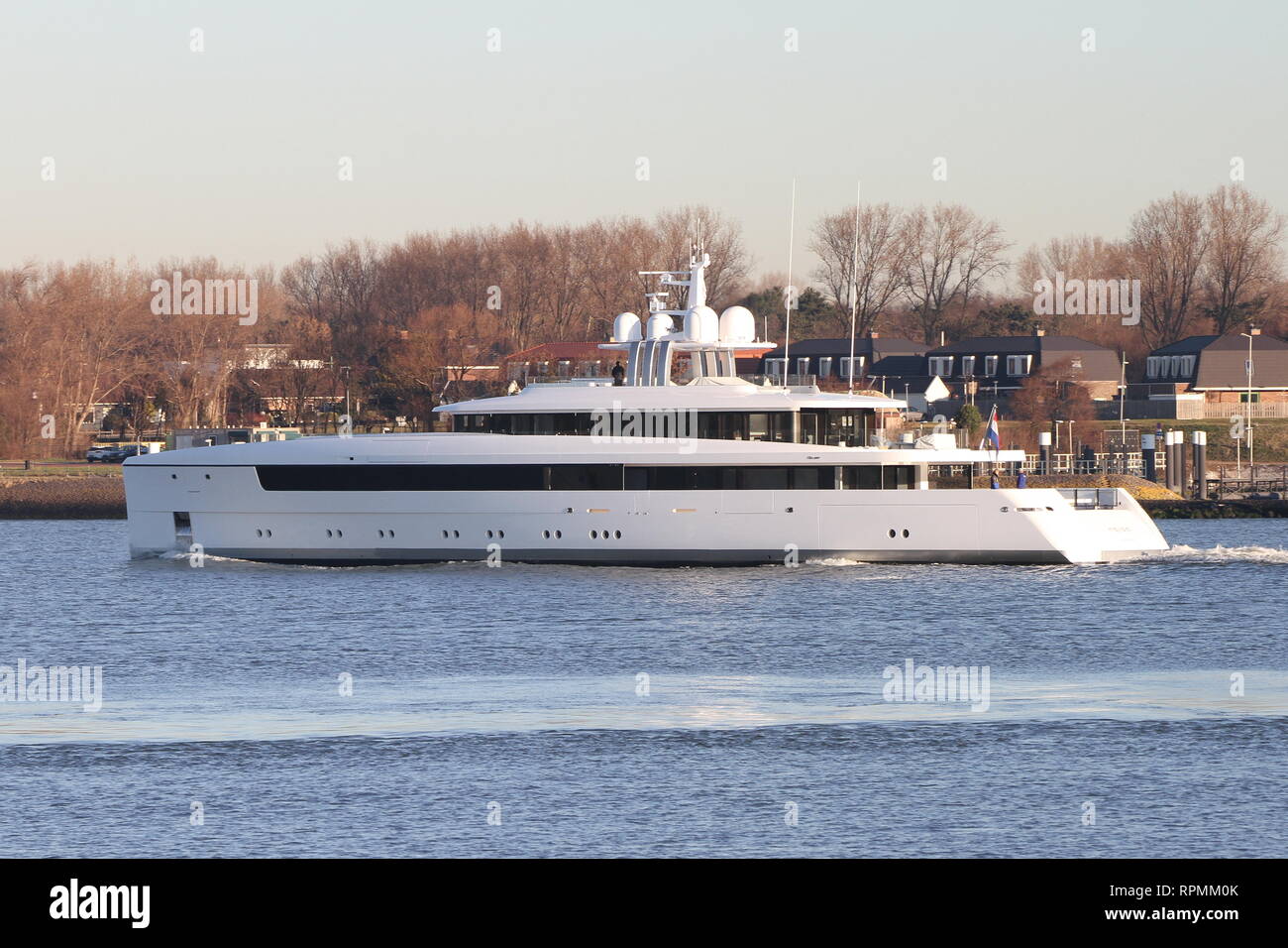 Le mega yacht de Najiba quitte le port de Rotterdam le 15 février 2019 pour un test de conduite. Banque D'Images
