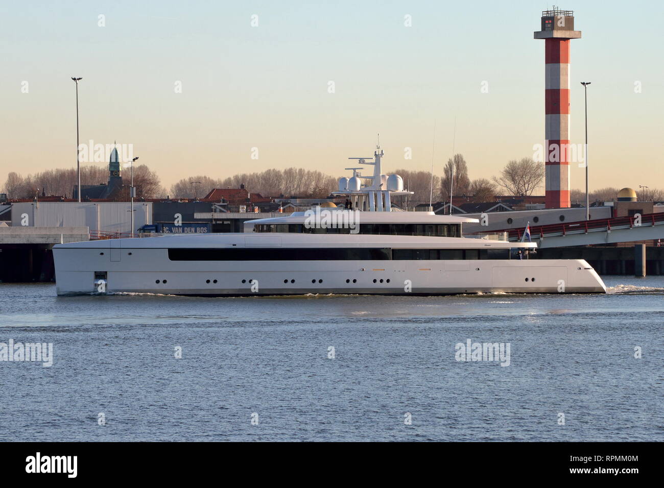 Le mega yacht de Najiba quitte le port de Rotterdam le 15 février 2019 pour un test de conduite. Banque D'Images