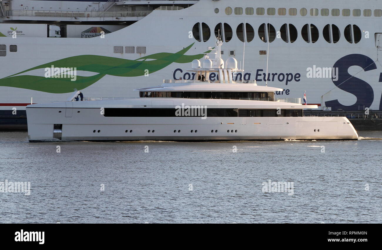 Le mega yacht de Najiba quitte le port de Rotterdam le 15 février 2019 pour un test de conduite. Banque D'Images