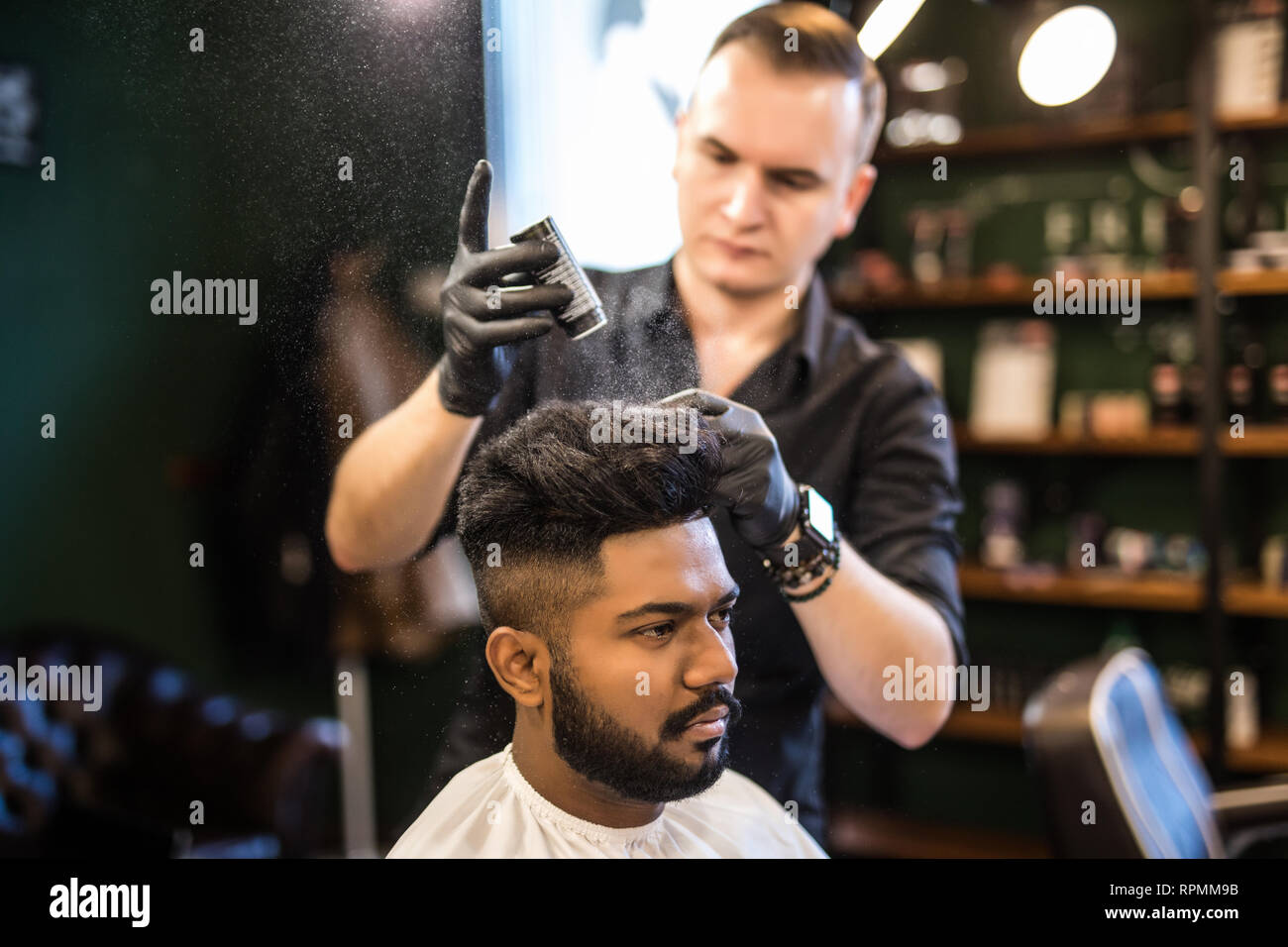 Homme Barbu Avec Longue Barbe Brutal Indienne Avec Moustache Hippie Chic Avec Des Cheveux Coupe De Cheveux Obtenir La Poudre Sur La Peau Avec De Pinceau De Coiffure Ou Photo Stock