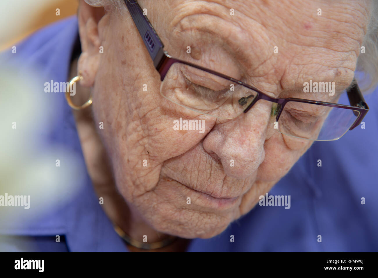 Vieux woman reading book Banque D'Images