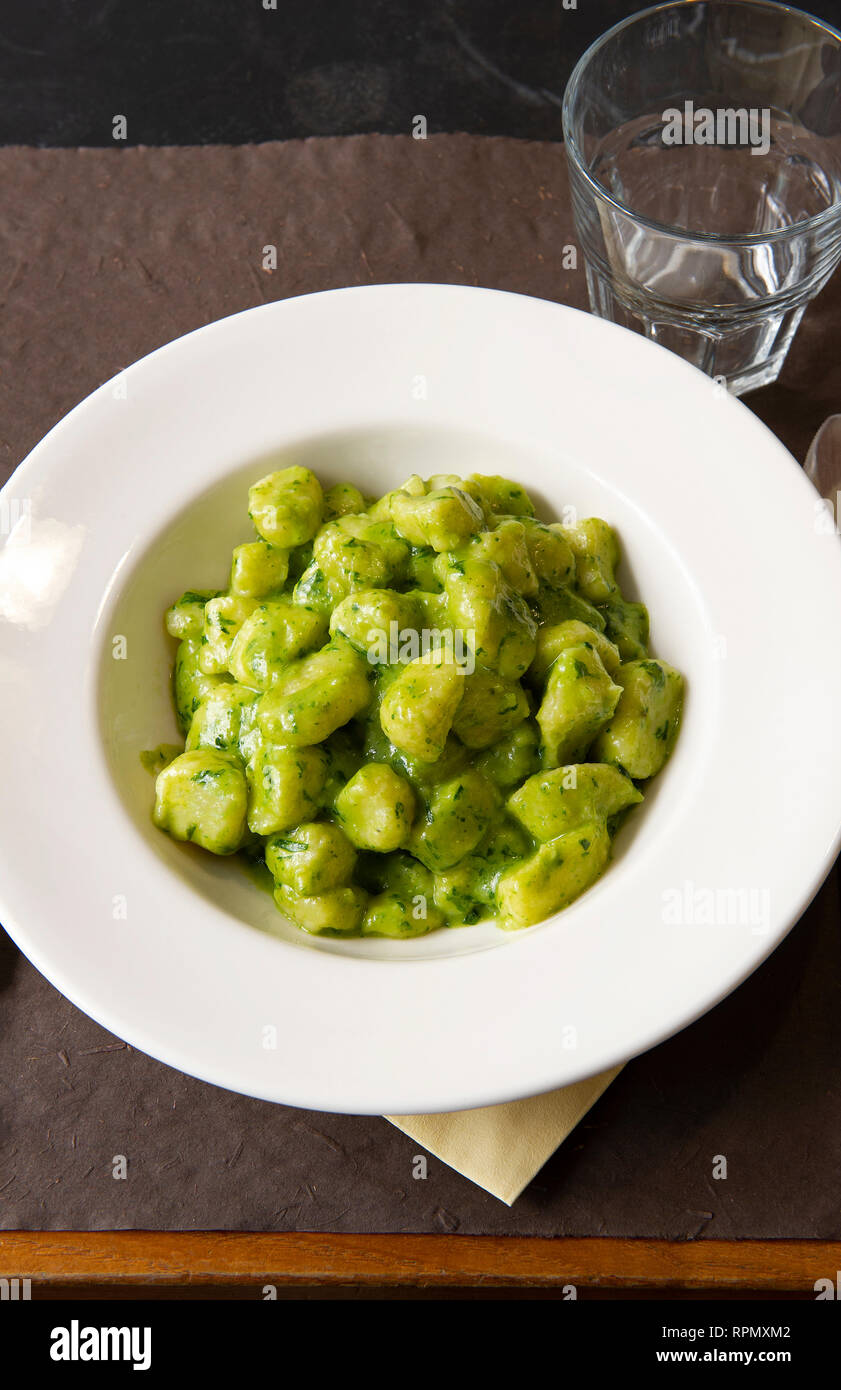 Gnocchi au Pesto, une génoise, recette traditionnelle est l'un des plats proposés au restaurant il Genovese à Gênes. Banque D'Images