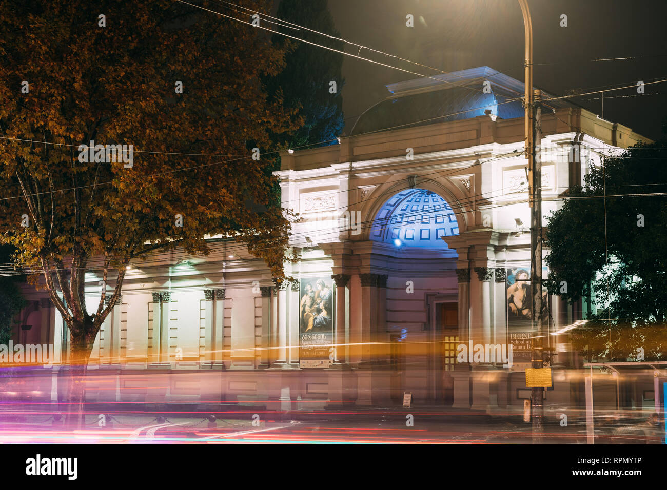 Tbilissi, Géorgie - 22 novembre 2018 : Vue de la nuit de la National Gallery de l'Avenue Rustaveli Banque D'Images