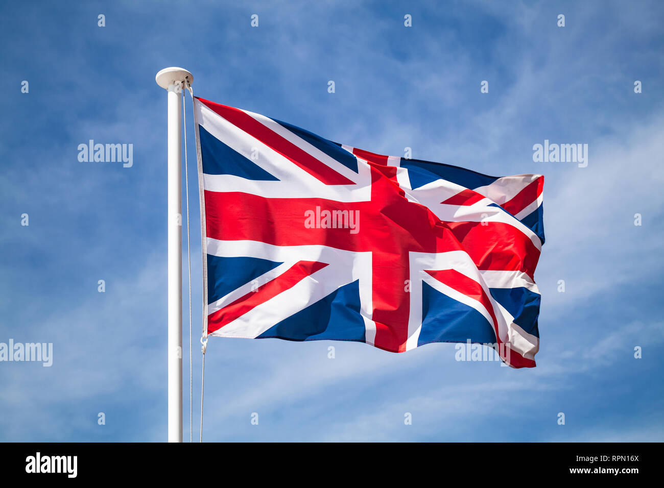 Le drapeau national du Royaume-Uni est le Union Jack, également connu sous le nom de l'Union européenne drapeaux sur le vent sur fond de ciel bleu. Banque D'Images