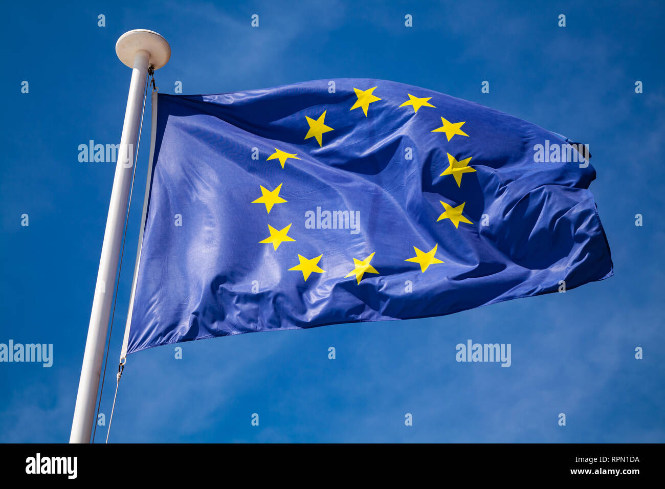 Pavillon de l'Europe, de brandir le drapeau de l'Union européenne ou sur un mât sur fond de ciel bleu Banque D'Images