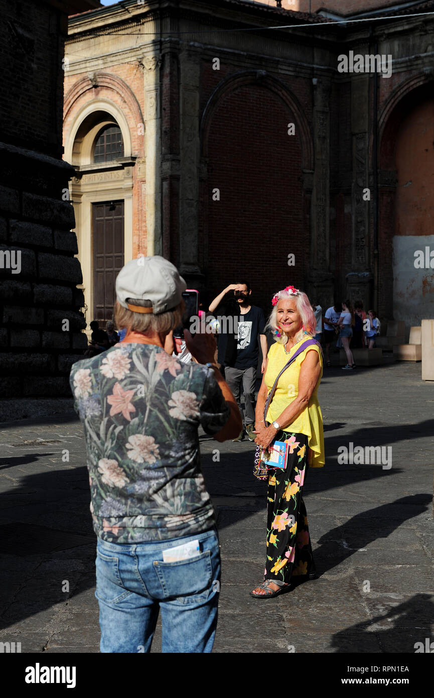 Touristes prenant des photos souvenirs à Bologne, Italie Banque D'Images