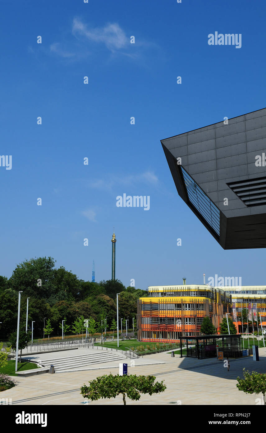 WU campus, Vienne, Autriche. Sur la droite un détail de la Bibliothèque et Centre d'apprentissage, par Zaha Hadid Architects Banque D'Images
