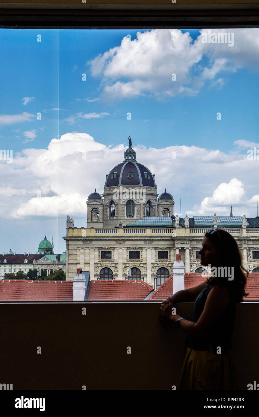 Jeune femme admirant la vue du Kunsthistorisches Museum à partir d'une fenêtre à l'intérieur de Leopold Museum, Vienne, Autriche Banque D'Images