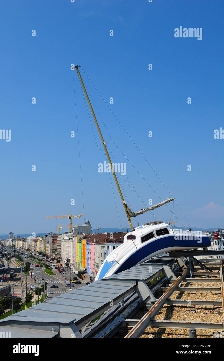 "Misconceivable", une installation qui représente un bateau à voile grandeur se penchant sur le bord du toit de l'hôtel Daniel, Vienne, Autriche Banque D'Images