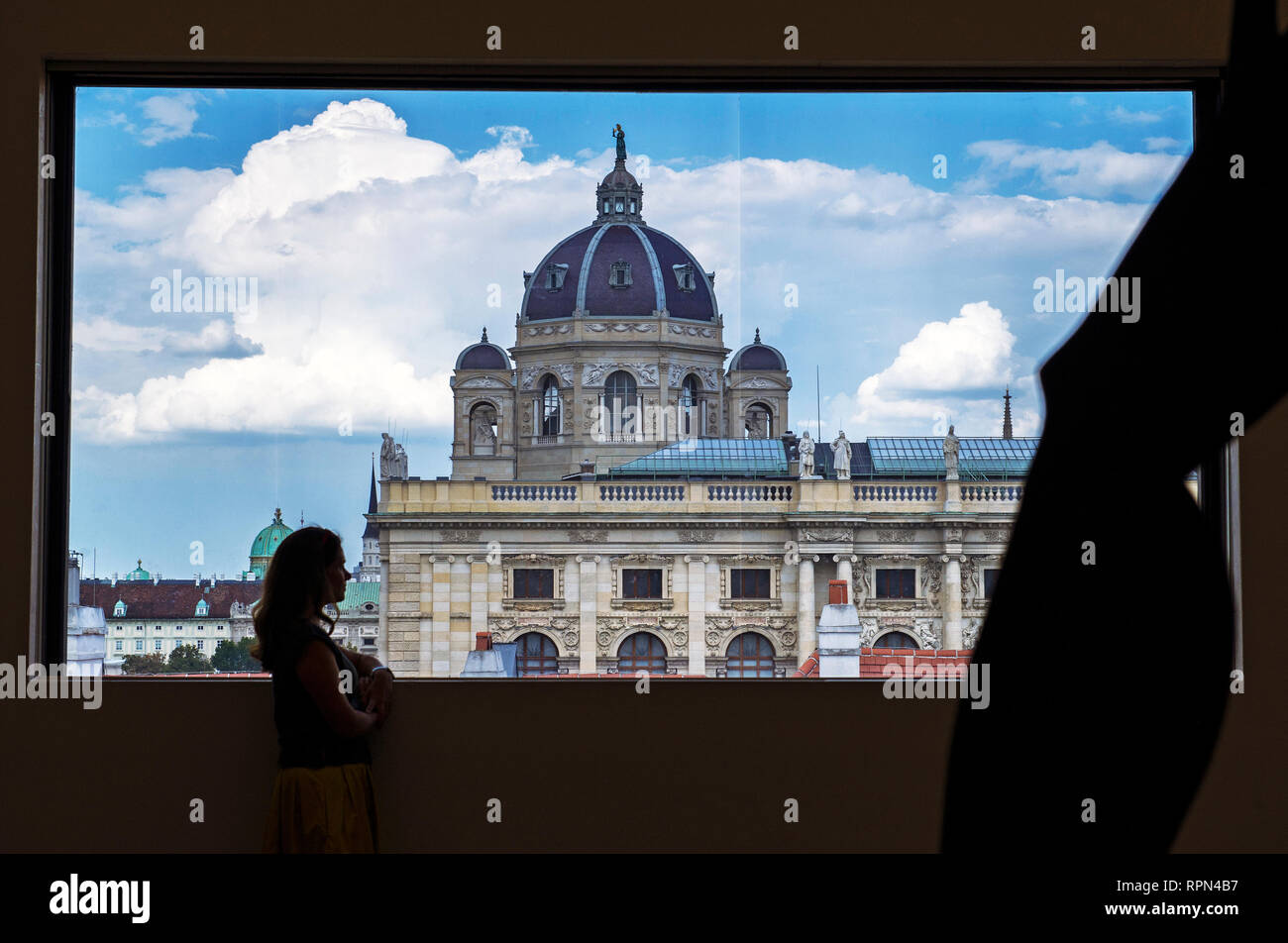 Jeune femme admirant la vue du Kunsthistorisches Museum à partir d'une fenêtre à l'intérieur de Leopold Museum, Vienne, Autriche Banque D'Images