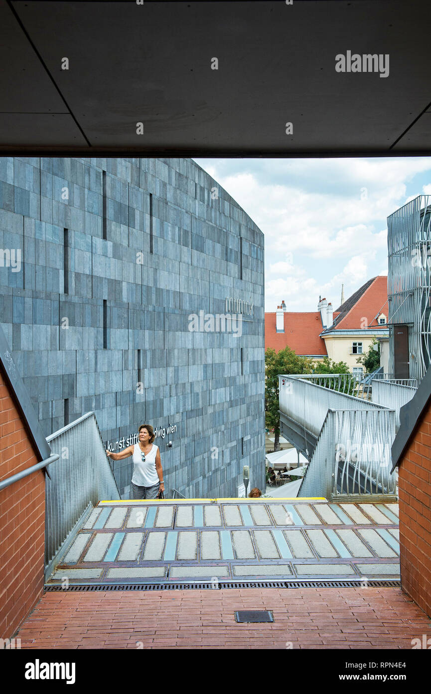 Une femme qui monte un escalier au MuseumsQuartier, Vienne, Autriche Banque D'Images