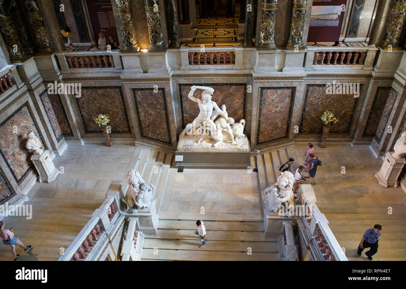 Sculpture en marbre, Thésée bat le Centaure, 1875 par Antonio Canova, grand escalier, Kunsthistorisches Museum, Vienne, Autriche Banque D'Images