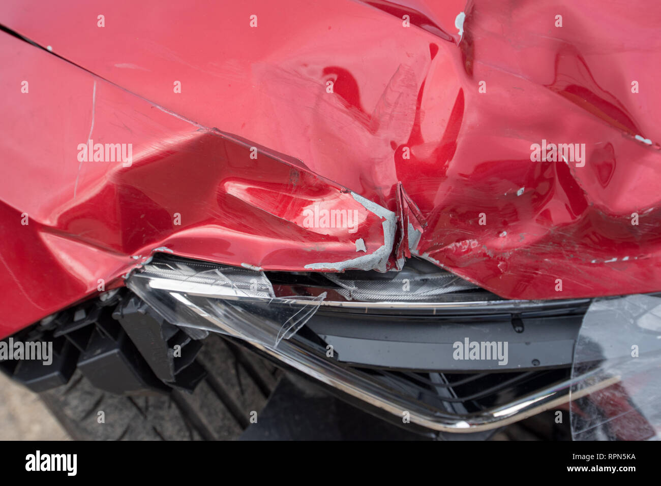 Accident de voiture UK : accident de la route, fermer les dégâts et de détails. Par exemple l'assurance du véhicule. Pas de personnes. Banque D'Images