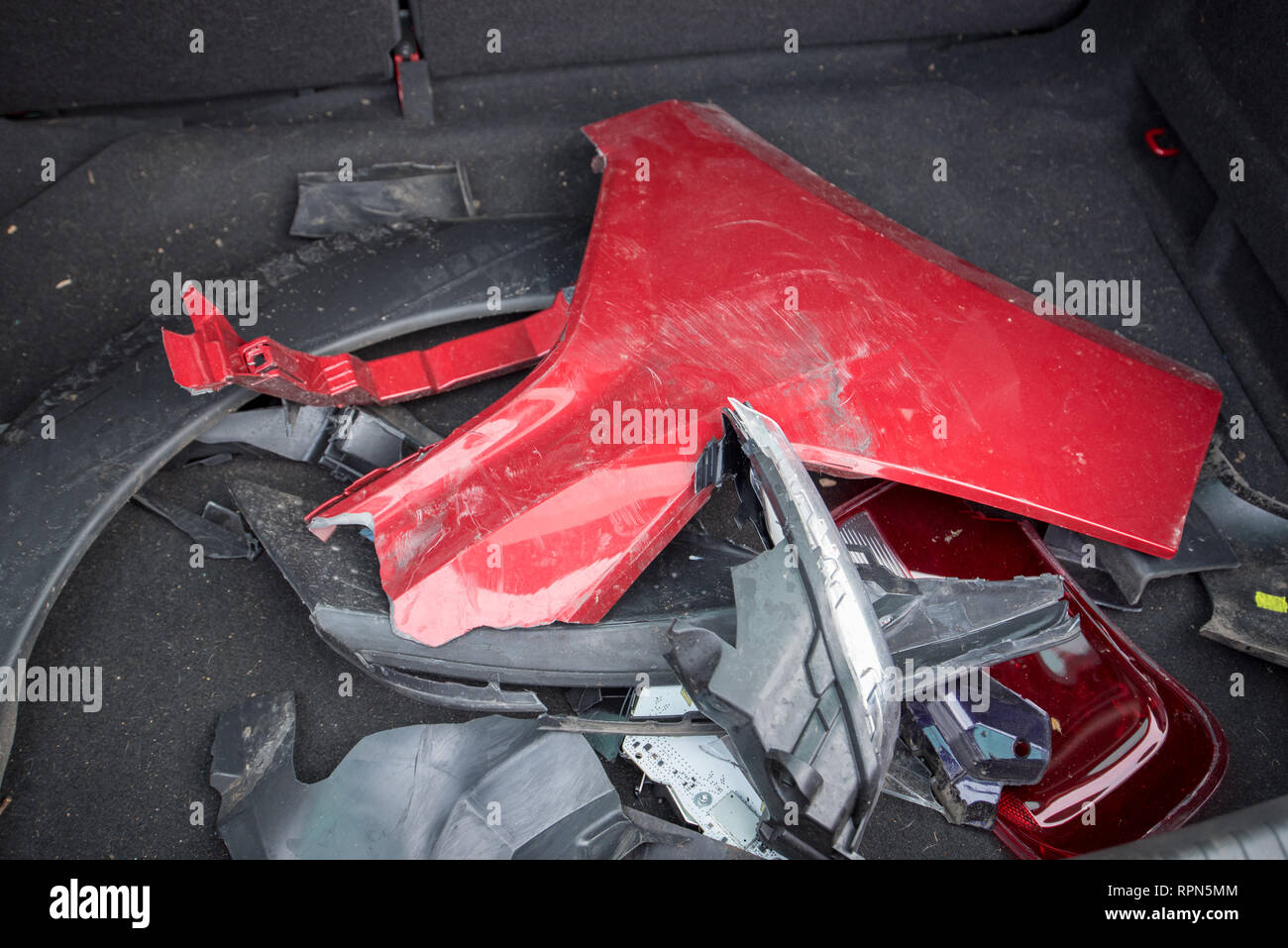 Accident de voiture UK : accident de la route, fermer les dégâts et de détails. Par exemple l'assurance du véhicule. Pas de personnes. Banque D'Images