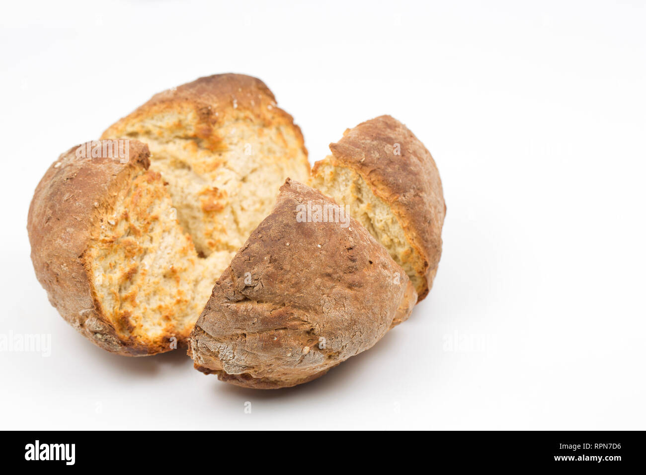 Soda fait maison pain cuit dans un four halogène. Les ingrédients sont composés de farine, de farine à l'avoine, du porridge, le bicarbonate de soude, le sel et gâché Banque D'Images