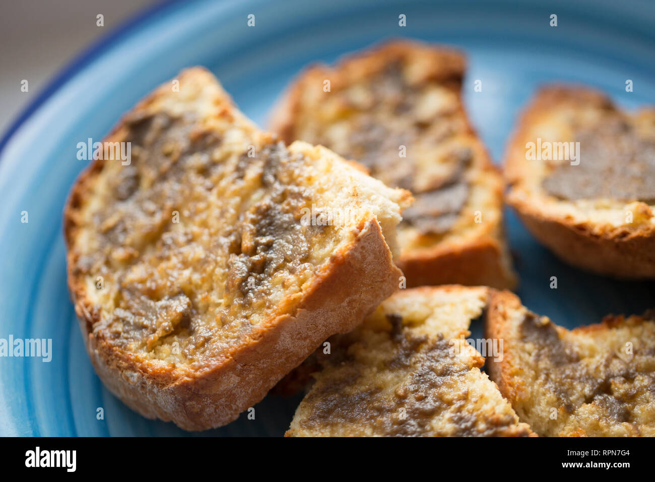 Tranches de pain Soda fait maison qui a été cuit dans un four halogène. Les ingrédients sont composés de farine, de farine à pâtisserie, porrideg l'avoine, de sorte Banque D'Images