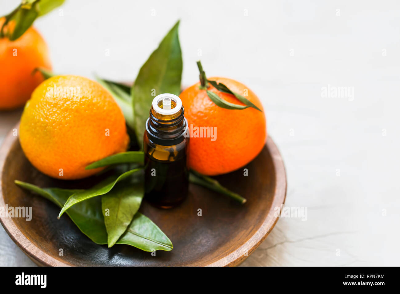 Des Mandarines, bouteille d'huile essentielle d'agrumes avec de l'huile  d'aromathérapie fruits mandarine Photo Stock - Alamy