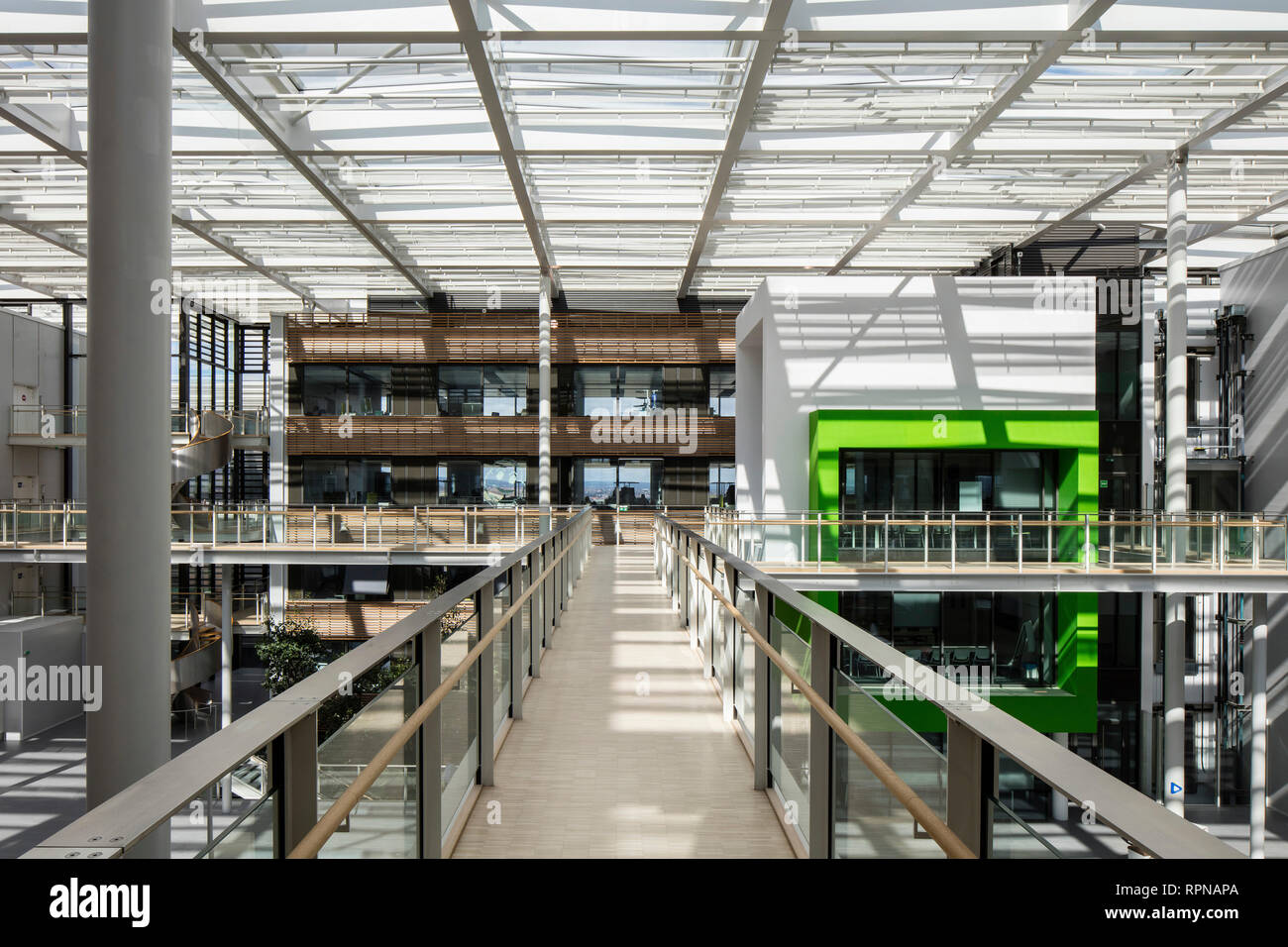 Le long du pont de vue de l'intérieur avec un toit en verre. Centre de recherche du campus Urbalad, Michelin, Cebazat, France. Architecte : Chaix & Morel et Assoc Banque D'Images