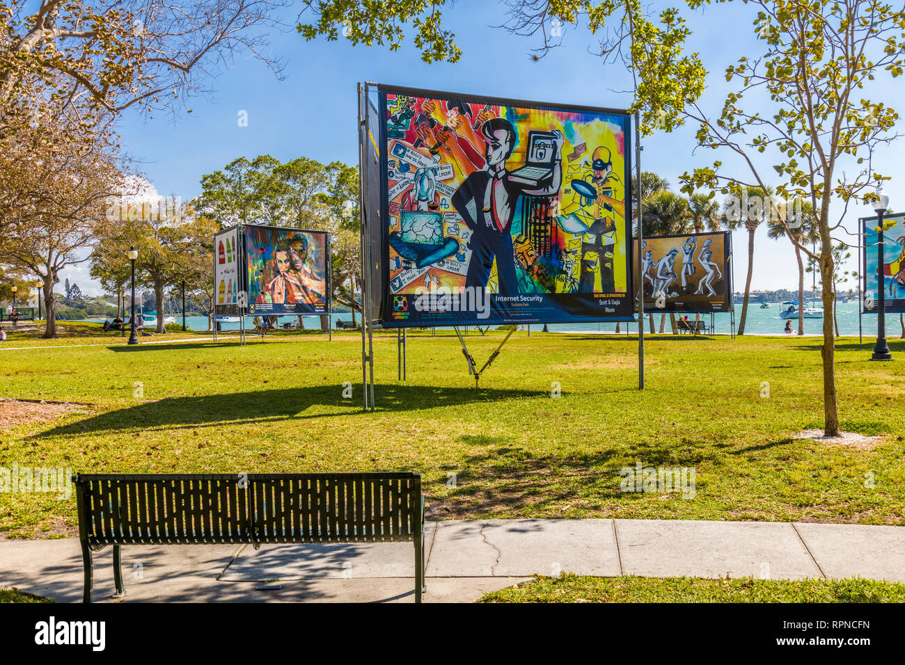 Embrasser nos différences dans l'affichage Bayfront Park à Sarasota en Floride Banque D'Images