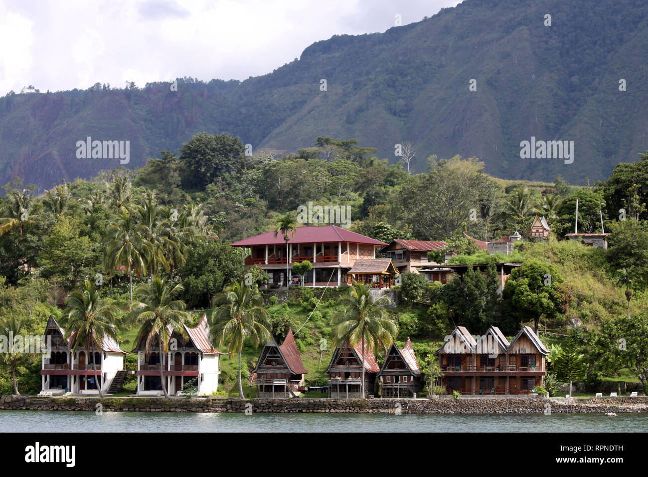 Lakeside holiday accommodation in traditional style Batak, île Samosir, Lac Toba, Sumatra Banque D'Images