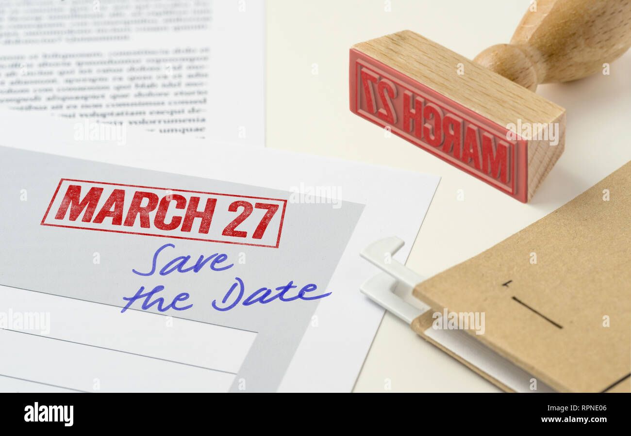 Un cachet rouge sur un document - le 27 mars Banque D'Images