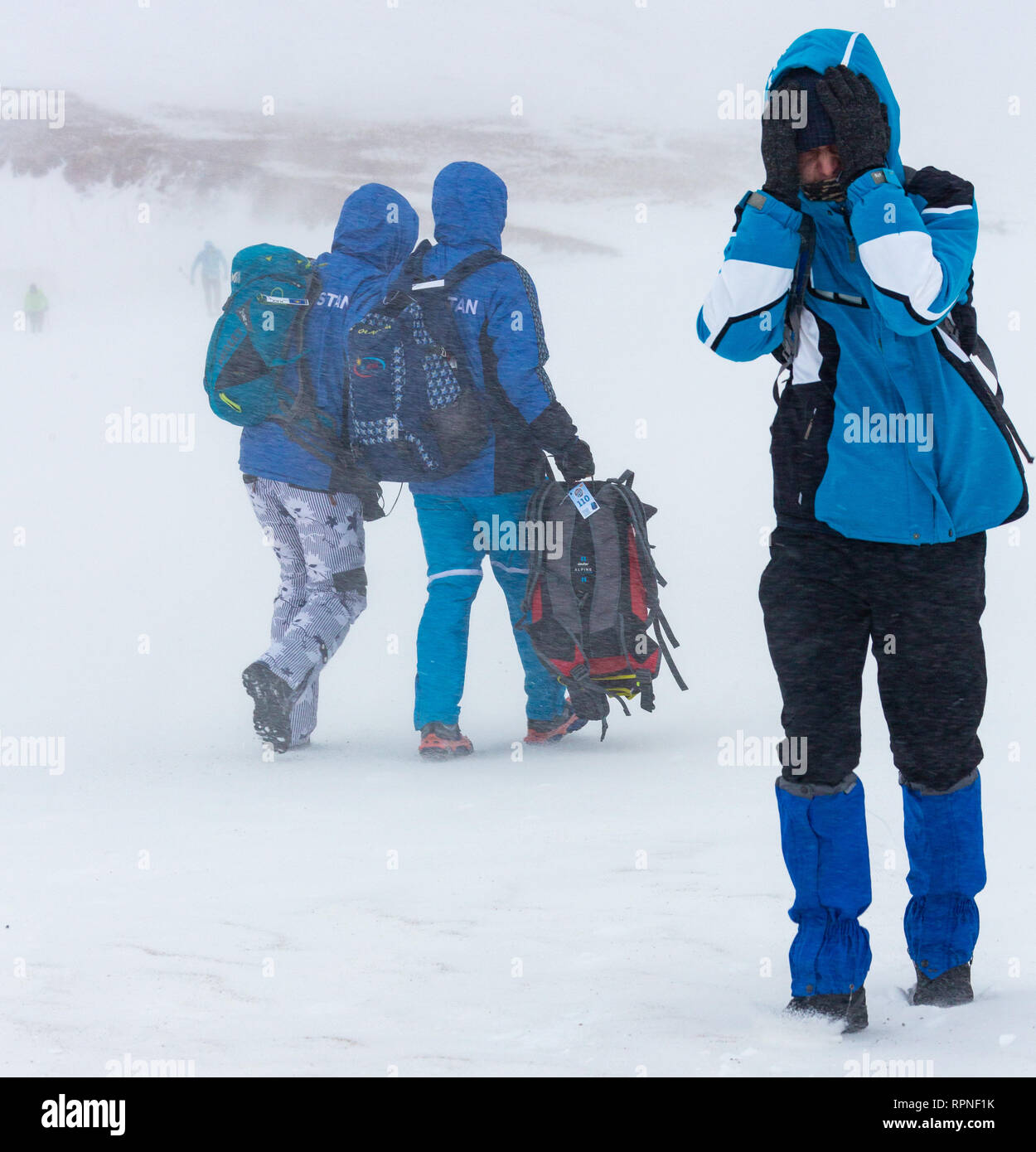 ALMATY KAZAKHSTAN - 03 février 2019 : des personnes non identifiées, à pied dans une tempête au cours de l'AlpineRais la concurrence dans les montagnes pendant la Banque D'Images