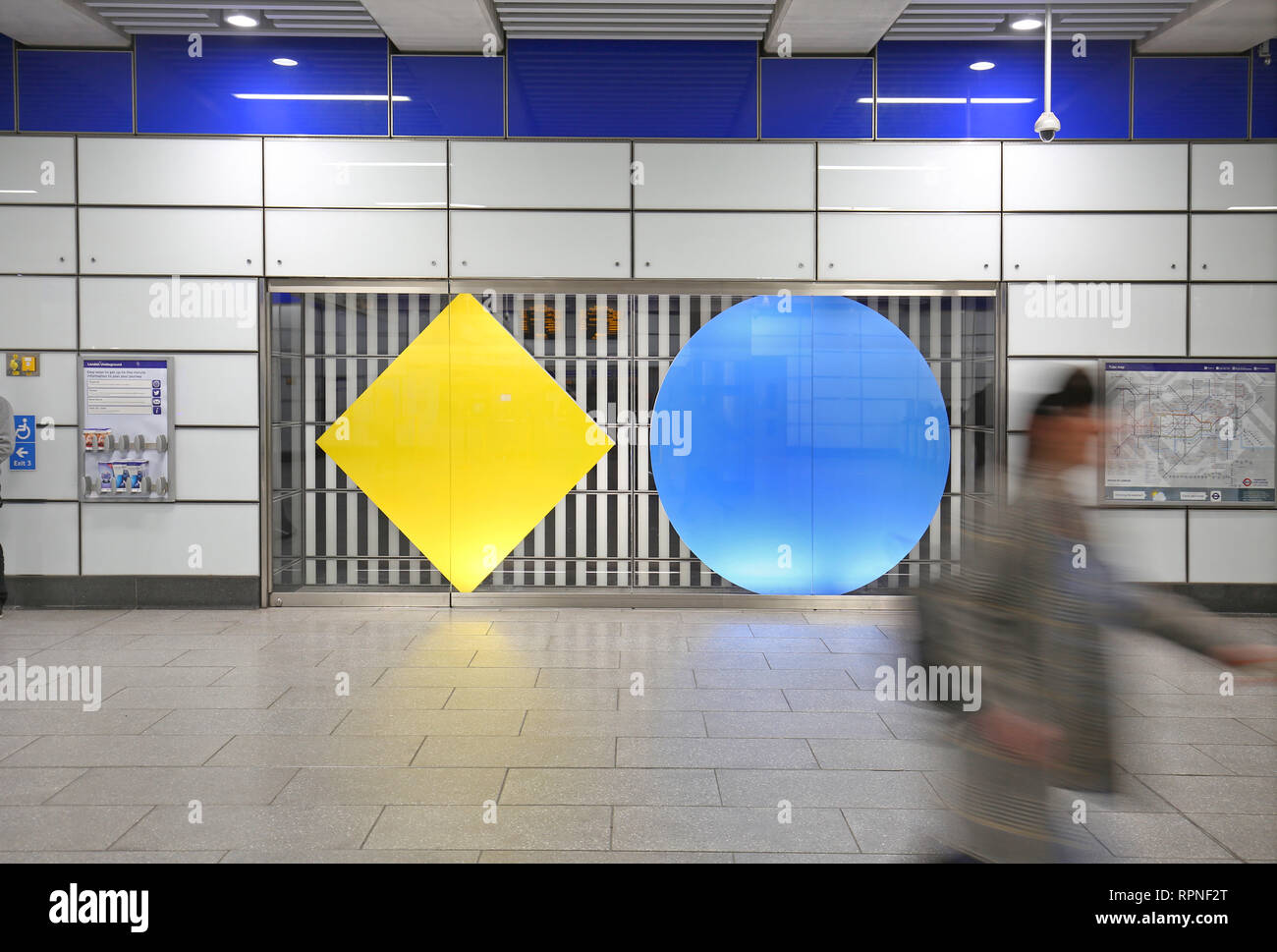 Récemment ouvert, le ticket de l'Est à l'hall de réaménagement de la station de métro Tottenham Court Road, Londres, Royaume-Uni. Affiche d'art mural par Daniel Buren. Banque D'Images Récemment ouvert, le ticket de l'Est à l'hall de réaménagement de la station de métro Tottenham Court Road, Londres, Royaume-Uni. Affiche d'art mural par Daniel Buren. Banque D'Images